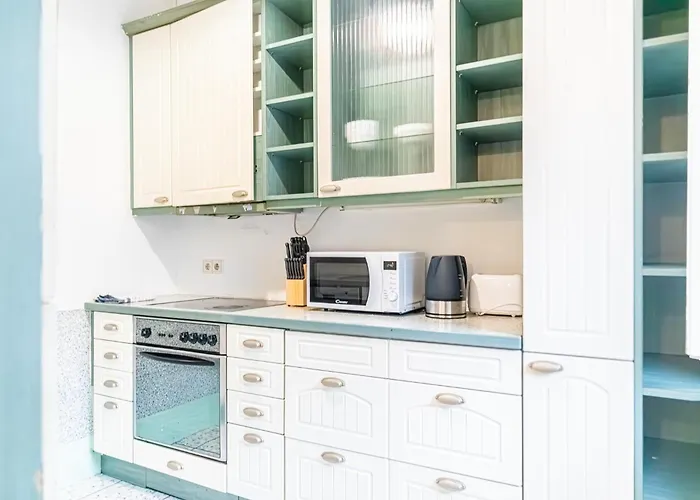 Simple 3br Near Wiener Stadthalle Appartement