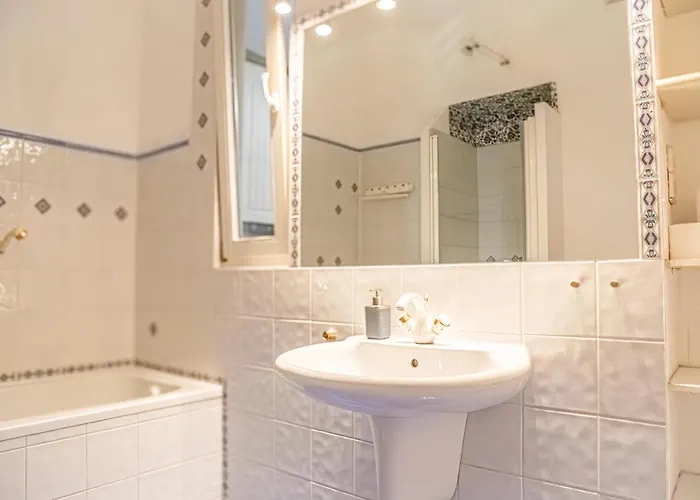 Simple 3br Near Wiener Stadthalle Appartement